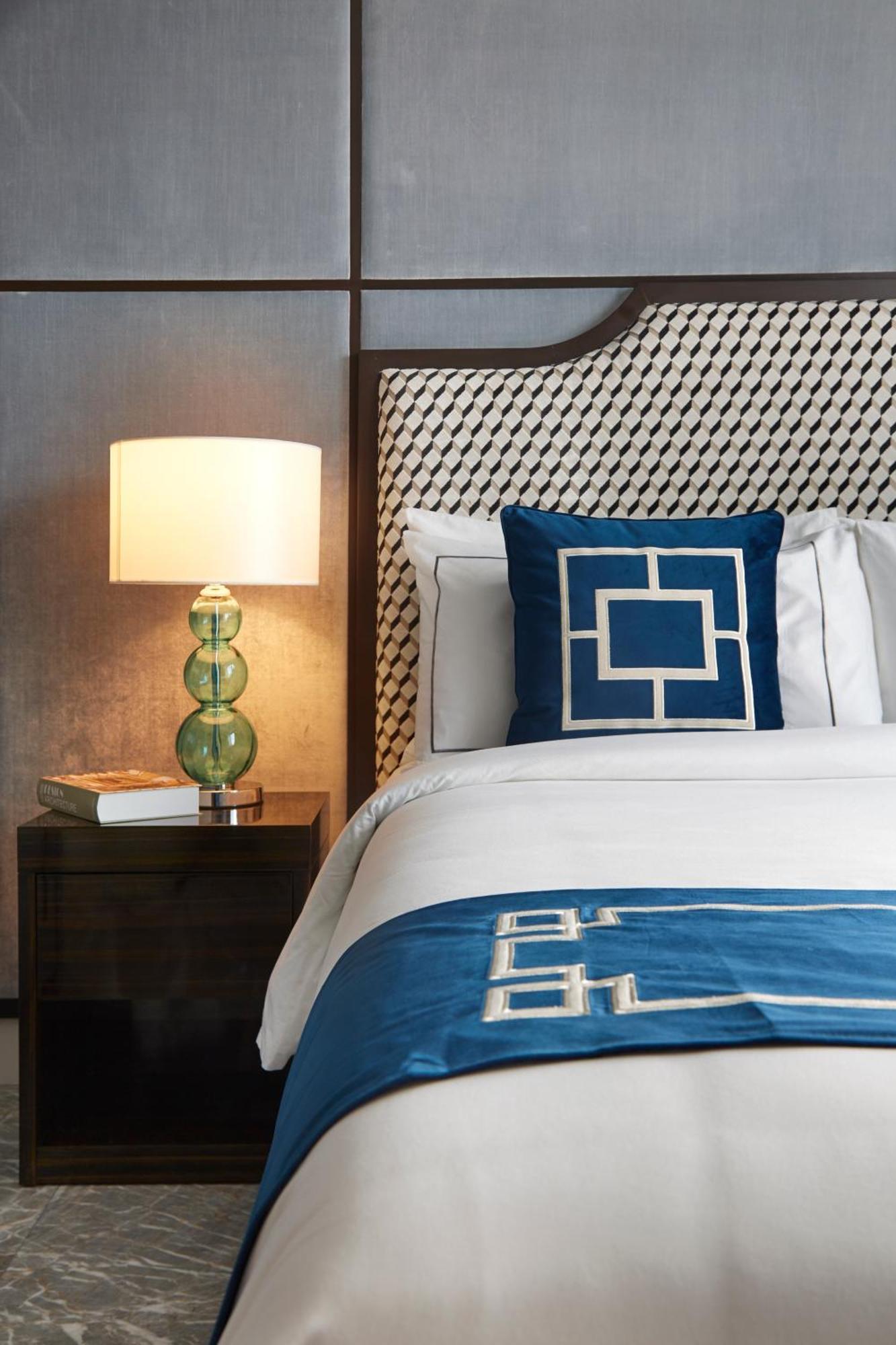 The Face Style Hotel Kuala Lumpur Kültér fotó A bed with a throw pillow