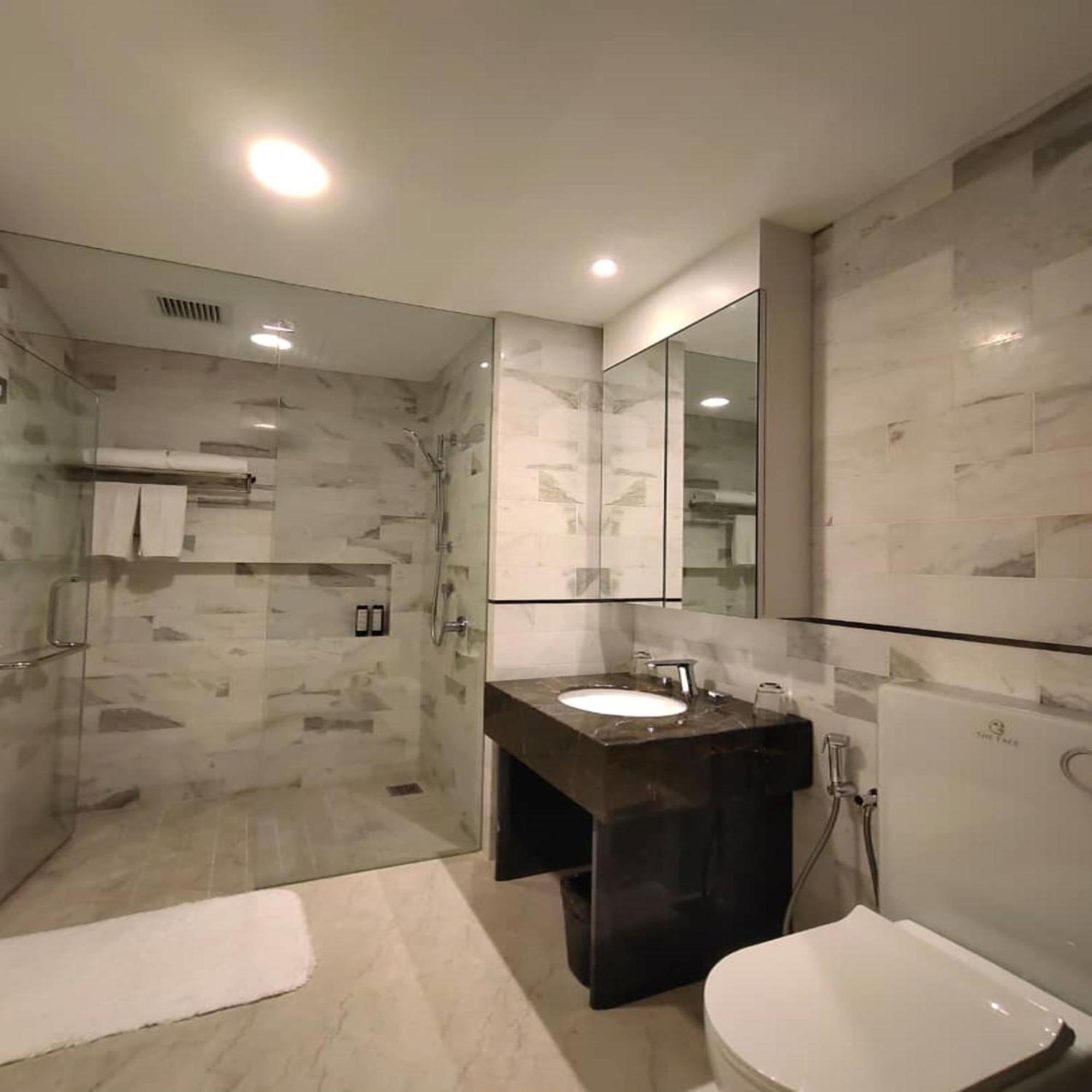 The Face Style Hotel Kuala Lumpur Kültér fotó A bathroom in a hotel